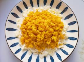 盛出放在炒好的蛋白上面。