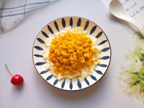 炒好的蛋白蛋黄松软好吃。