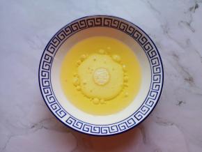 将牛奶和玉米油倒入小碗里。 