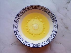 将牛奶和玉米油倒入小碗里。 
