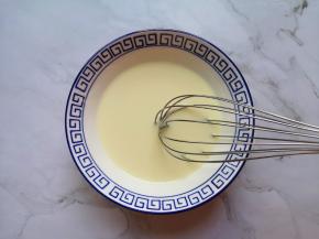 用手动打蛋器搅打均匀。 