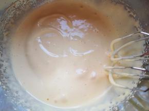 用电动打蛋器打发至，提起打蛋器随意画图案不易消失。 