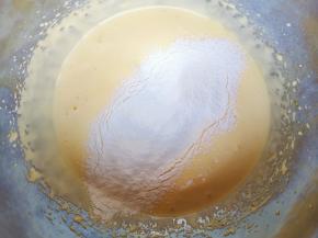 分三次筛入低筋面粉。