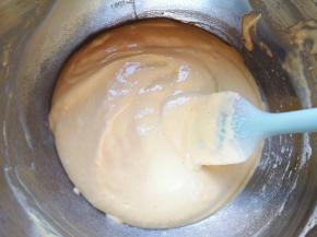 每一次筛入以后都要用刮刀从底部翻拌均匀，再进行下一次筛入。 