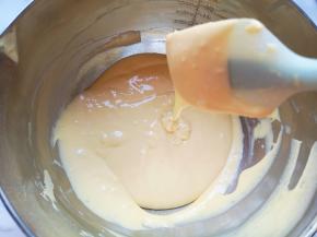 翻拌均匀装进裱花袋。烤箱上下管170度预热。