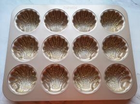 玛德琳模具里面抹上一层黄油，撒上熟白芝麻。