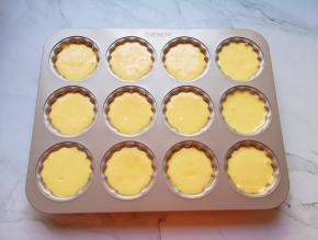 挤入准备好的蛋糕糊，八分满即可。 