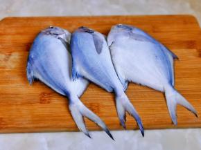 清理鲳鱼，去除鱼鳃，内脏清洗干净。