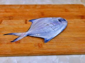 再鱼身上切花刀。