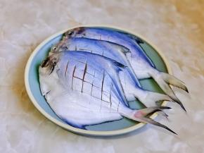 用厨房用纸将水分擦干。