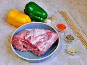 准备食材，竹签洗净泡温水，姜蒜去皮切好。