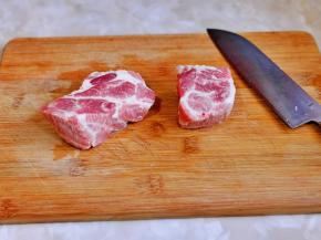 梅花肉洗净切块。