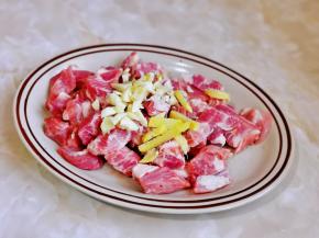 切好的梅花肉放入器具中，加入姜蒜。