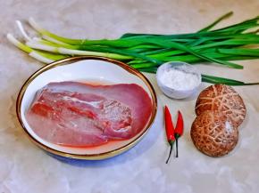 准备食材，猪肝泡冷水。