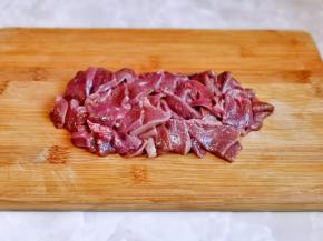 将泡好冷水的猪肝切薄片。