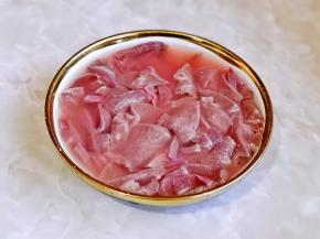 猪肝放入器具中，用温水反复冲洗。