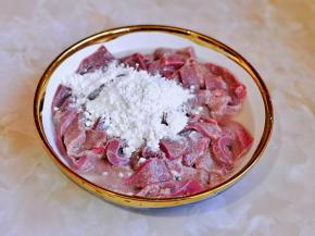 加入适量的面粉。