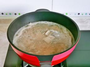 锅中加水烧开下猪肝大火焯水一分钟，捞出再次用温水冲洗干净。