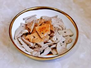 处理好的猪肝装入盘中，加入料酒，酱油。