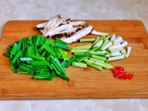 清算去皮洗净，蒜白与蒜叶分开切，香菇洗净切片，辣椒切断。