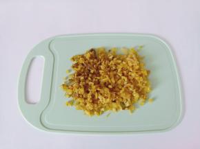 雪菜清洗干净，切成小丁。