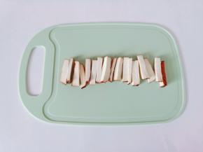 豆干先切成长条。