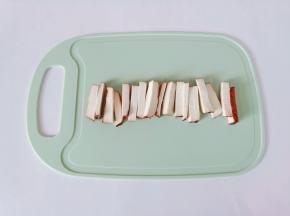 豆干先切成长条。