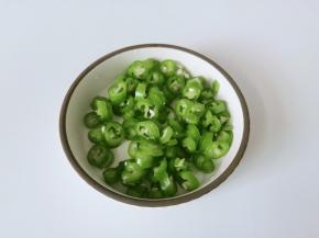 青椒切成小的辣椒圈。