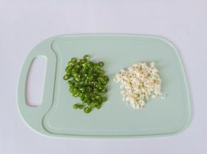 蒜剥去皮，再切成蒜泥。