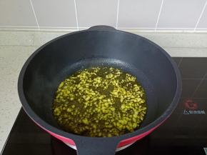 热锅凉油把蒜泥爆香。