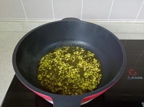 热锅凉油把蒜泥爆香。