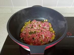 下牛肉丁大火翻炒。