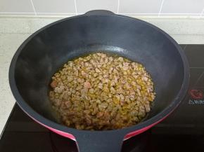 爆炒至牛肉丁变色盛盘备用。