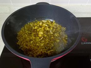 锅里加入适量的食用油，放雪菜翻炒。