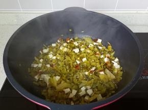 大火快速翻炒均匀。