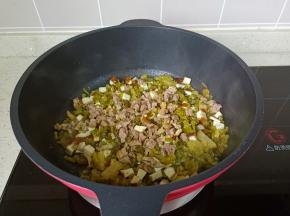 再加入炒好的牛肉丁。