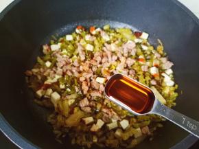 加一勺料酒快速翻炒均匀即可！