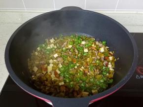 最后加入辣椒圈。