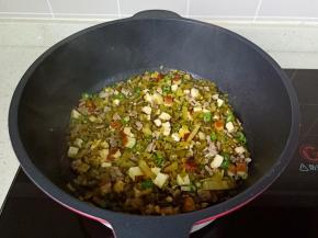 翻炒至辣椒圈断生，加味精调味即可出锅。