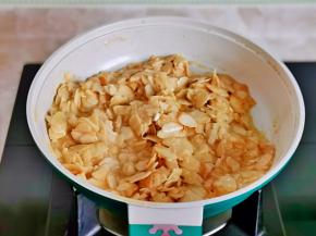 搅拌均匀即可关火，盛出放入烤盘中整形。