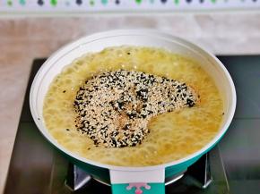 芝麻口味与杏仁口味操作方式一样，加入食材后，煮至冒泡，再加入芝麻。