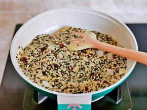 翻炒均匀关火，我还加了一把杏仁片和蔓越莓。