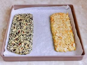 两种口味同样放入烤盘中趁热整形，凉30分钟左右。