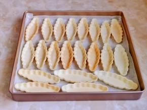 糯米船放入烤盘中，这时将烤箱预热。