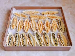 把切好的杏仁片与芝麻片放入糯米船中。