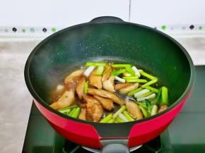 加入蚝油半碗纯净水，将香菇烧熟。