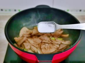 加入焯水的猪肝，按个人口味加入食用盐，大火快速翻炒2分钟。