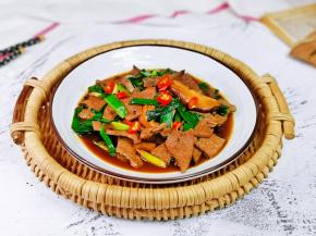 盛出装盘撒上辣椒段即可食用。