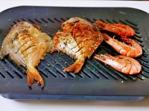 鱼熟后撒上辣椒末，就可以啦！