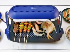 腌制好的鱼放入照烧炉烤盘上，还烤了一些肉串，虾，香菇，在家轻松BBQ。